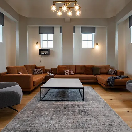 12A, Luxury & Unique, Cinema, Terrace, Stunning View, Central Location!-2